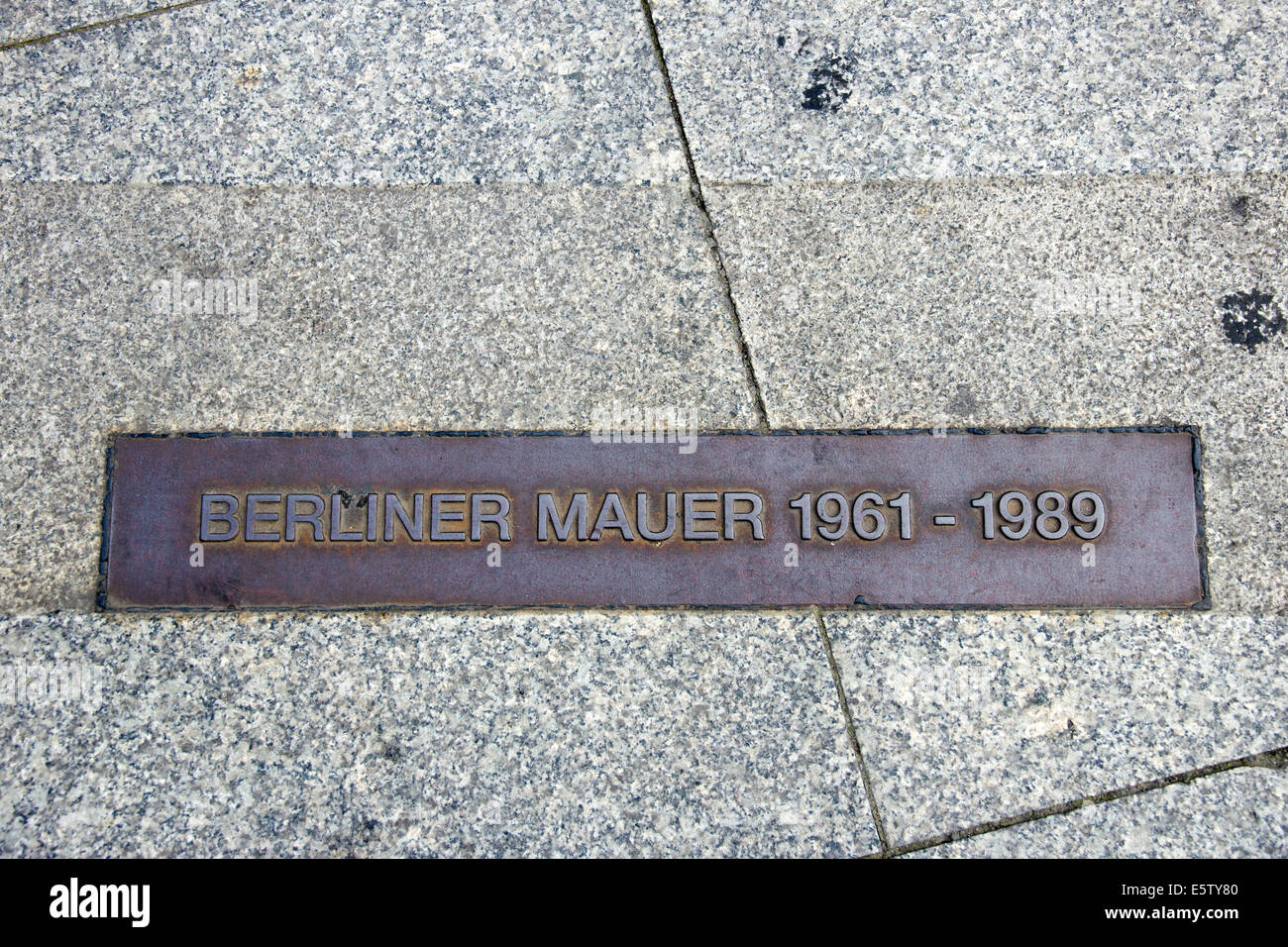 Plaquette sur le terrain jusqu'en 1989 où le mur de Berlin était debout. Banque D'Images
