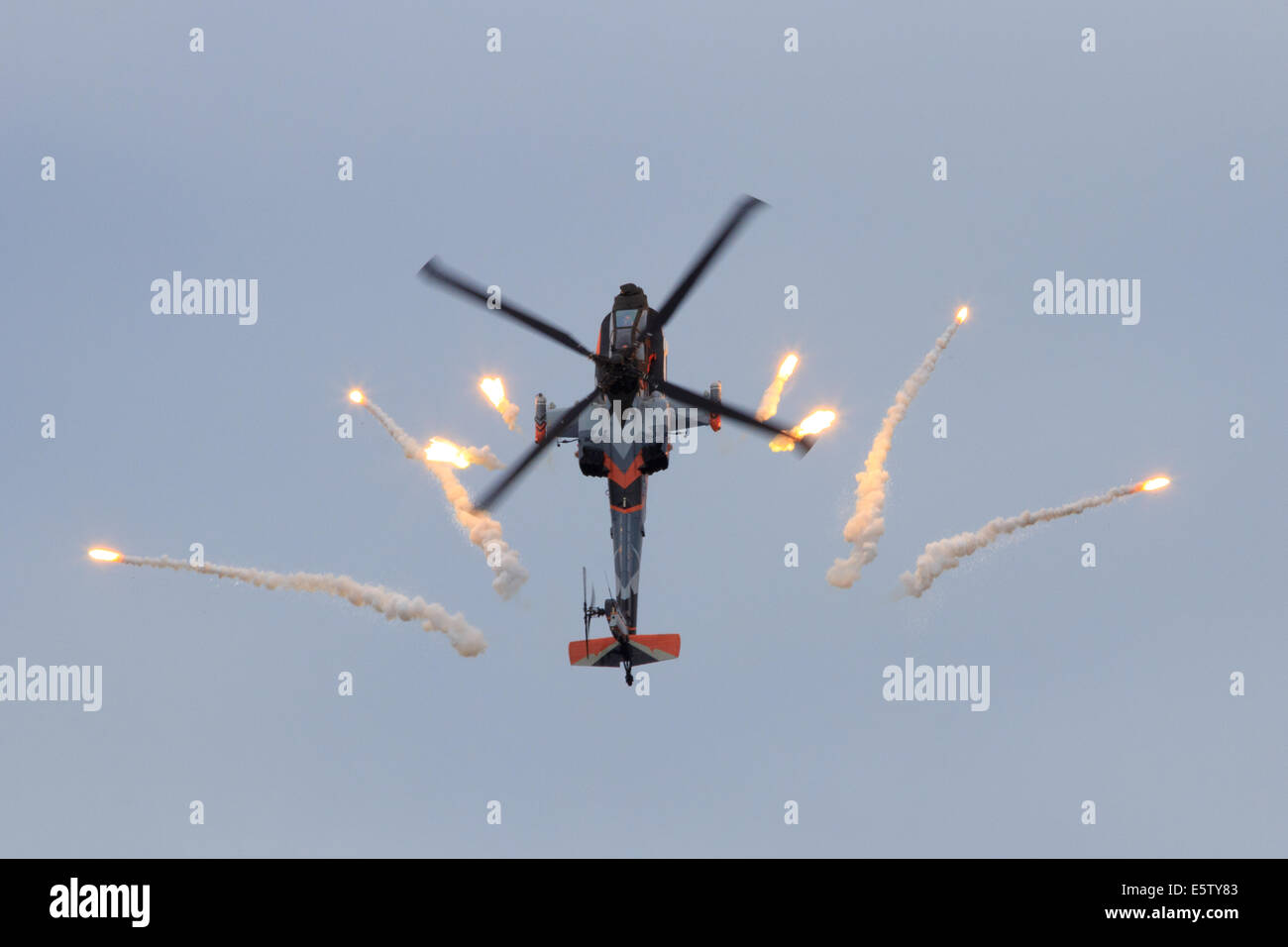 L'hélicoptère d'attaque AH-64 Apache dans une boucle au large de tir des fusées éclairantes Banque D'Images