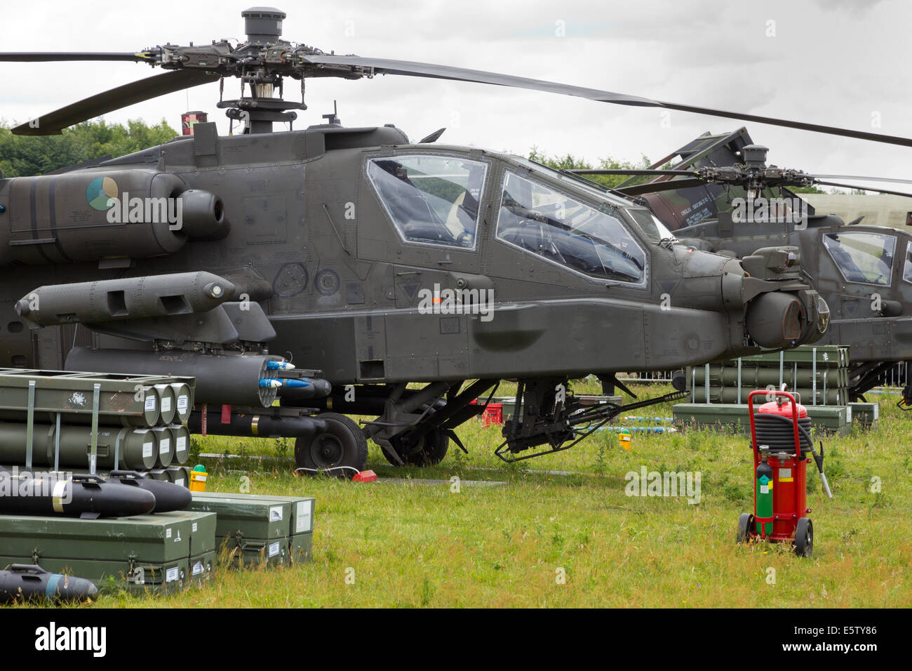 L'hélicoptère d'attaque AH-64 Apache avec des roquettes. Banque D'Images