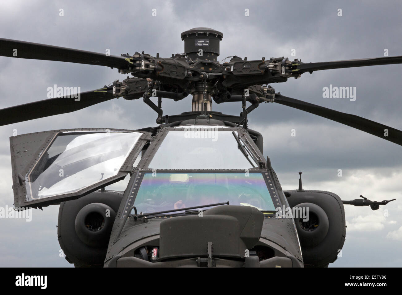 Vue frontale d'un hélicoptère d'attaque AH-64 Apache Banque D'Images