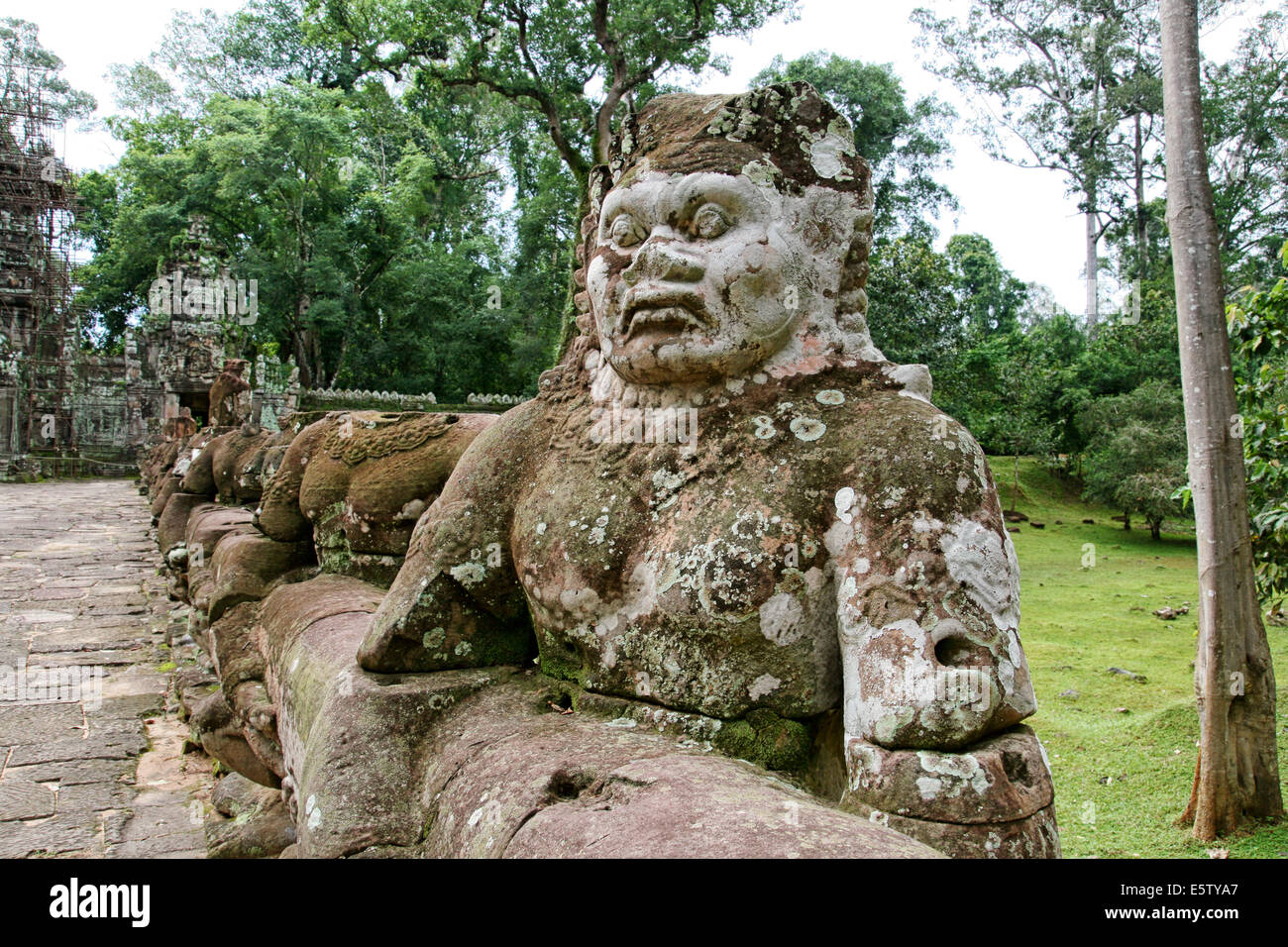 Des statues dans l'une des ruines du complexe d'Angkor Wat. Cambodge Banque D'Images