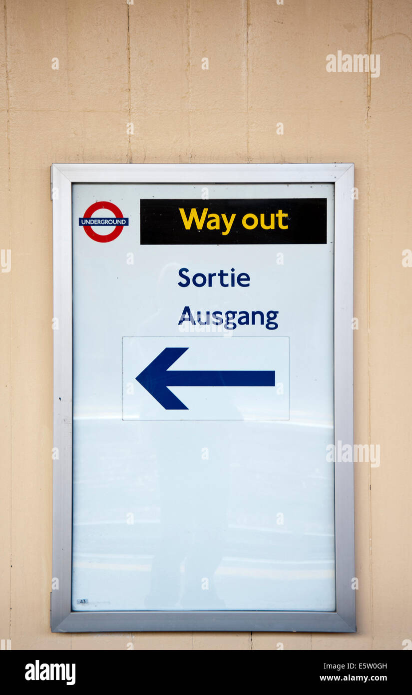 Enseigne de sortie du métro de Londres en Anglais, Français et Allemand Banque D'Images