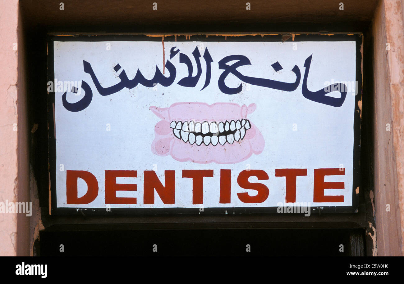 Inscription en arabe et en français pour de dentiste, Marrakech, Maroc Banque D'Images