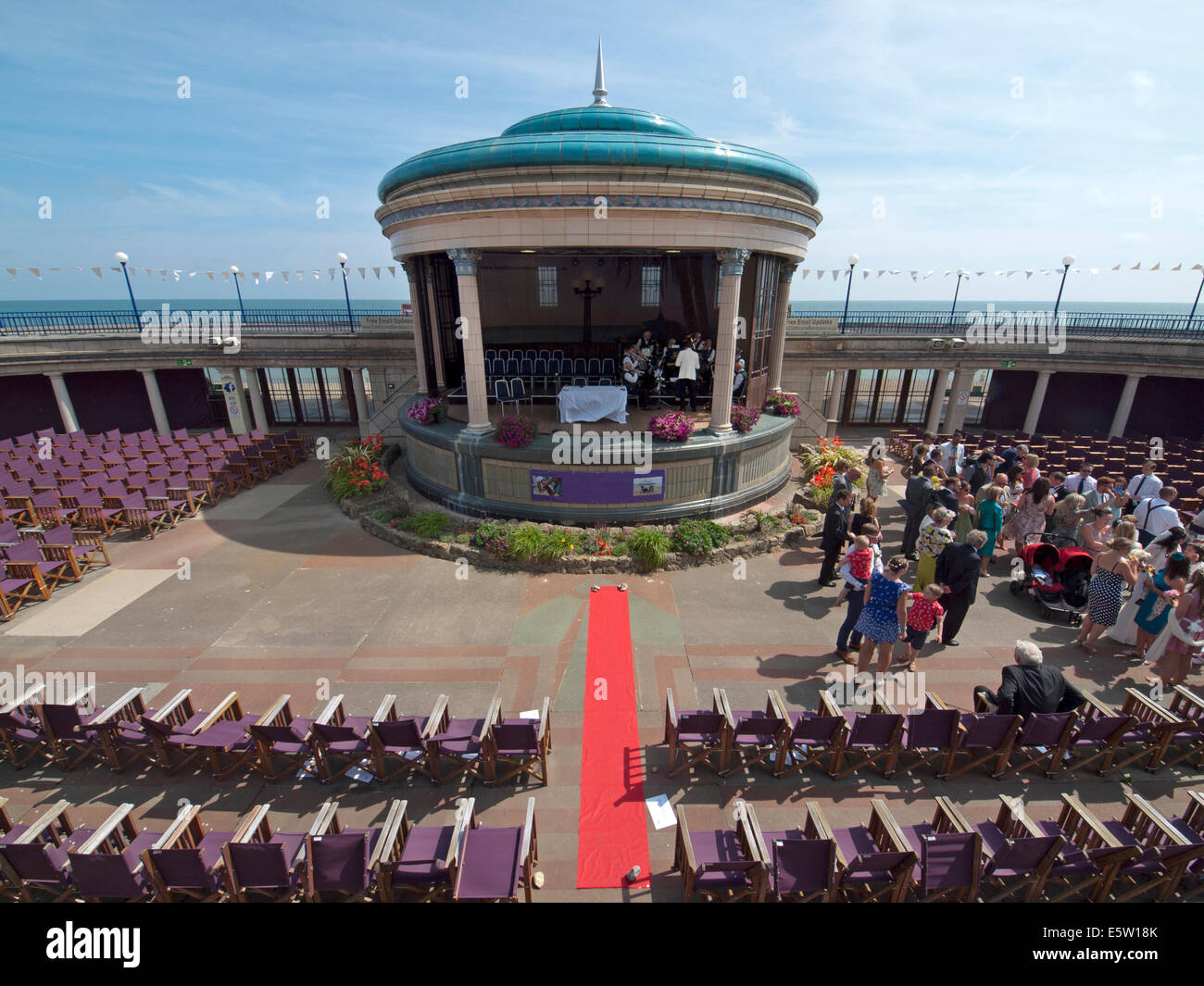 L''Eastbourne Bandstand le long d'une journée d'été Banque D'Images