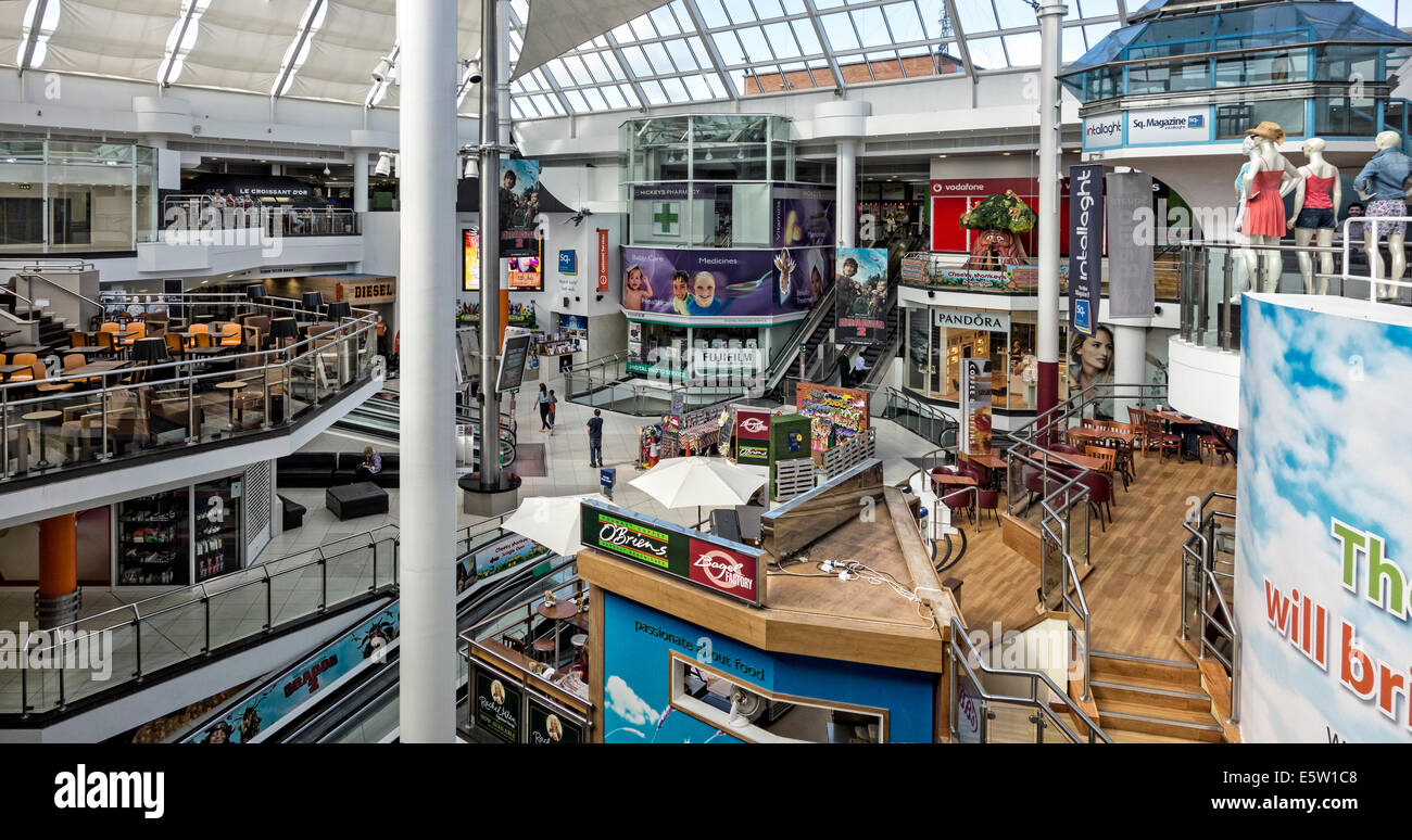 Intérieur de la Square Shopping Centre, Tallaght, Dublin, Irlande Banque D'Images
