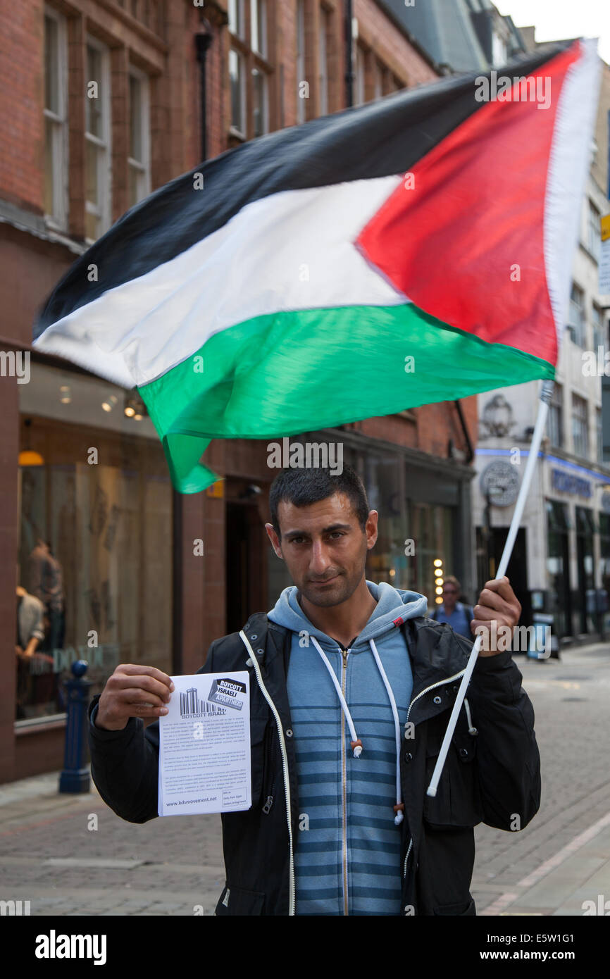 Manchester, UK 6 Août, 2014. Imran Ali, de Manchester avec drapeau palestinien comme Pro-Palestine Pro-Israeli et protestataires manifester devant Kedem sur King Street dans le centre-ville de Manchester. Pro-Palestine manifestants protestent sur le site depuis samedi dernier, disant qu'il fait partie d'une campagne pour boycotter les produits d'Israël. Depuis lors, une contre-manifestation a été mis en place. Credit : Mar Photographics/Alamy Live News Banque D'Images