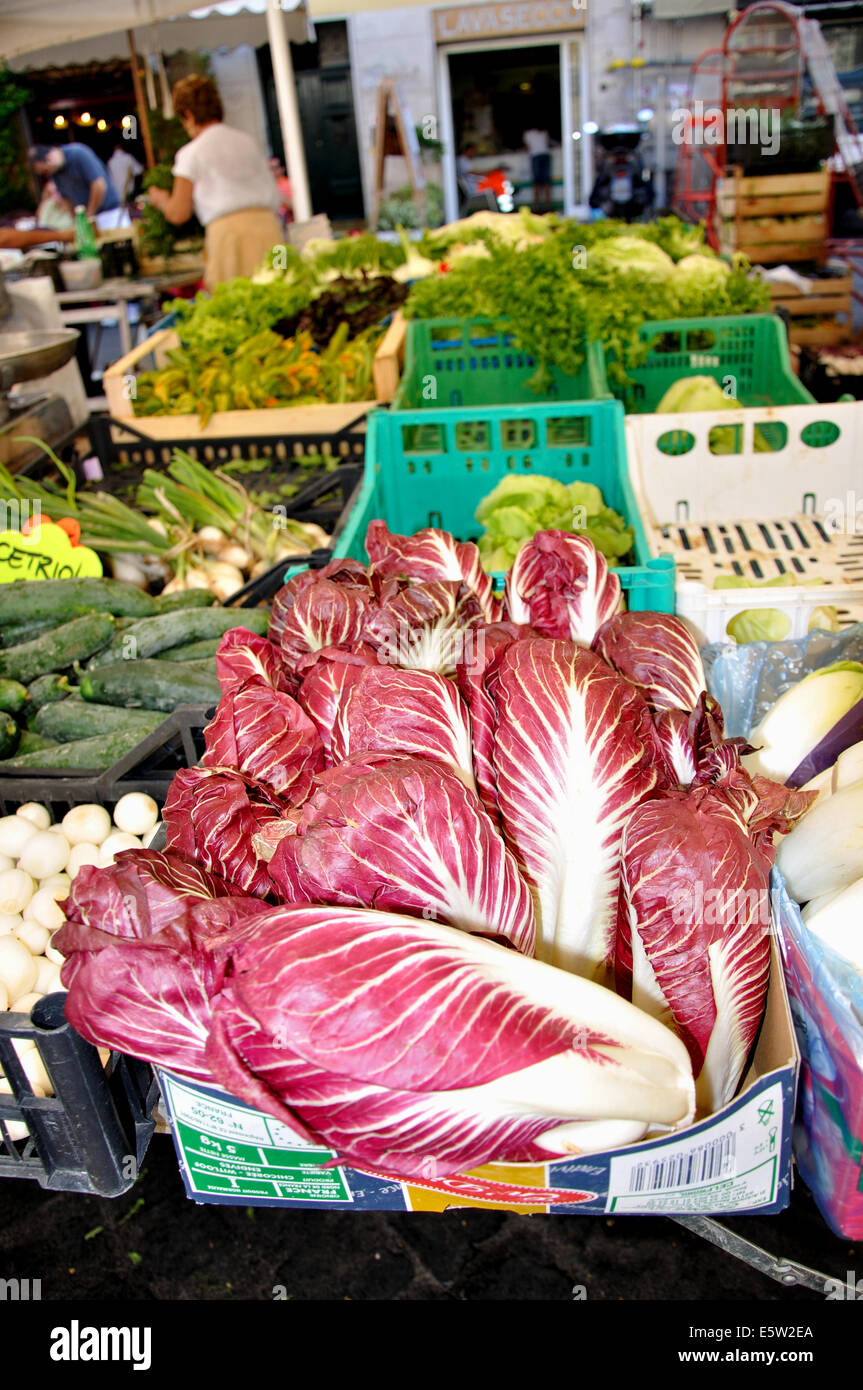 Chicorée chicorée italienne dans un marché Italien Banque D'Images