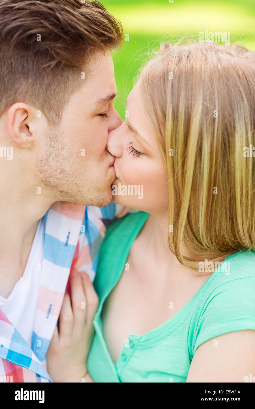 Smiling couple embrasser et s'étreindre dans park Banque D'Images