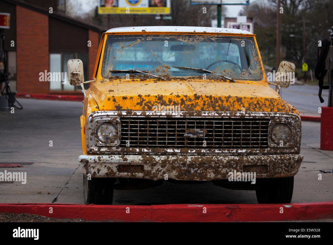 Camion jaune tachetée de boue. Banque D'Images