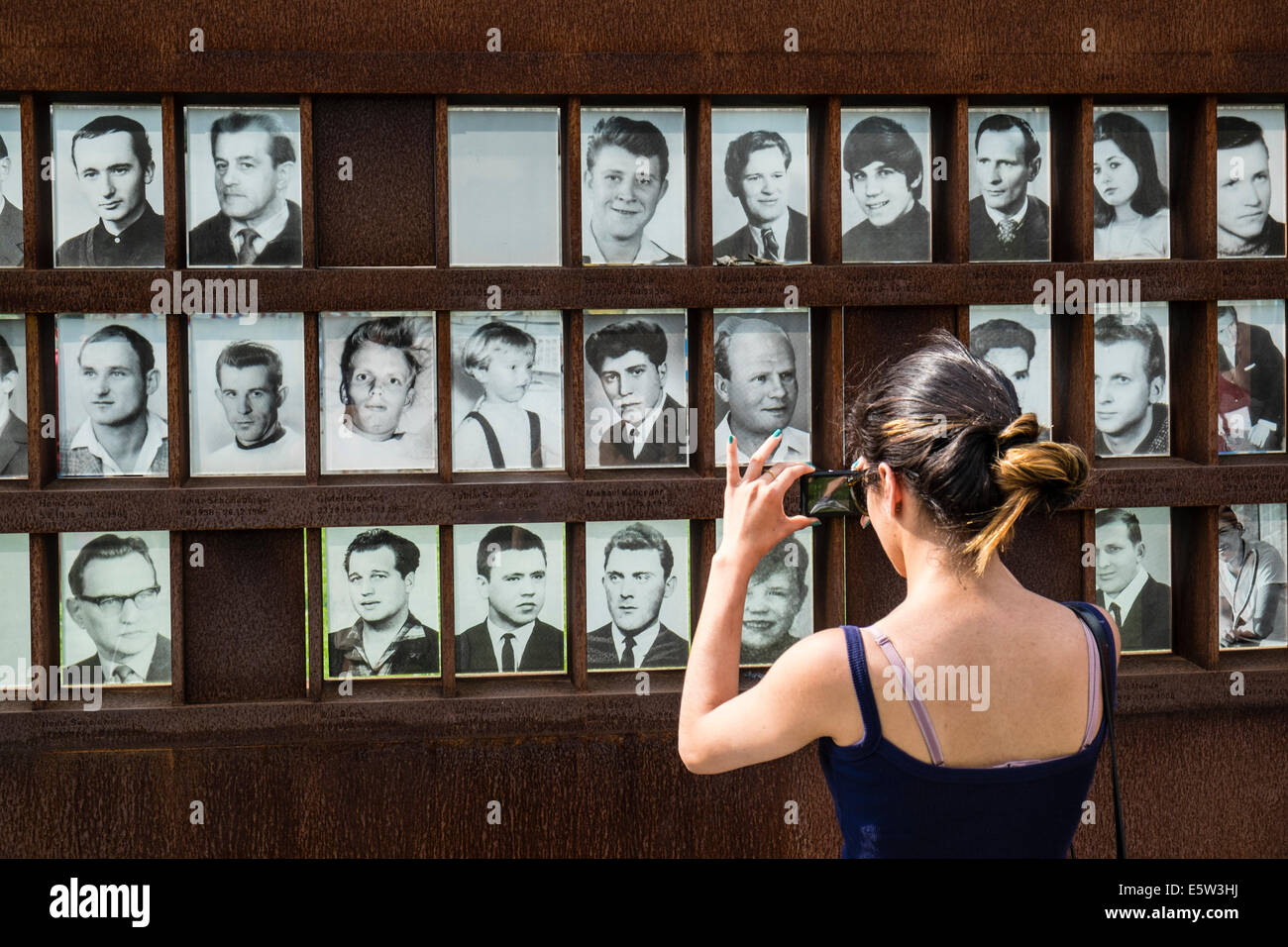 Woman looking at photos de victimes de tentatives d'évasion au mur de Berlin, Bernauer Strasse Memorial Park à Berlin Allemagne Banque D'Images