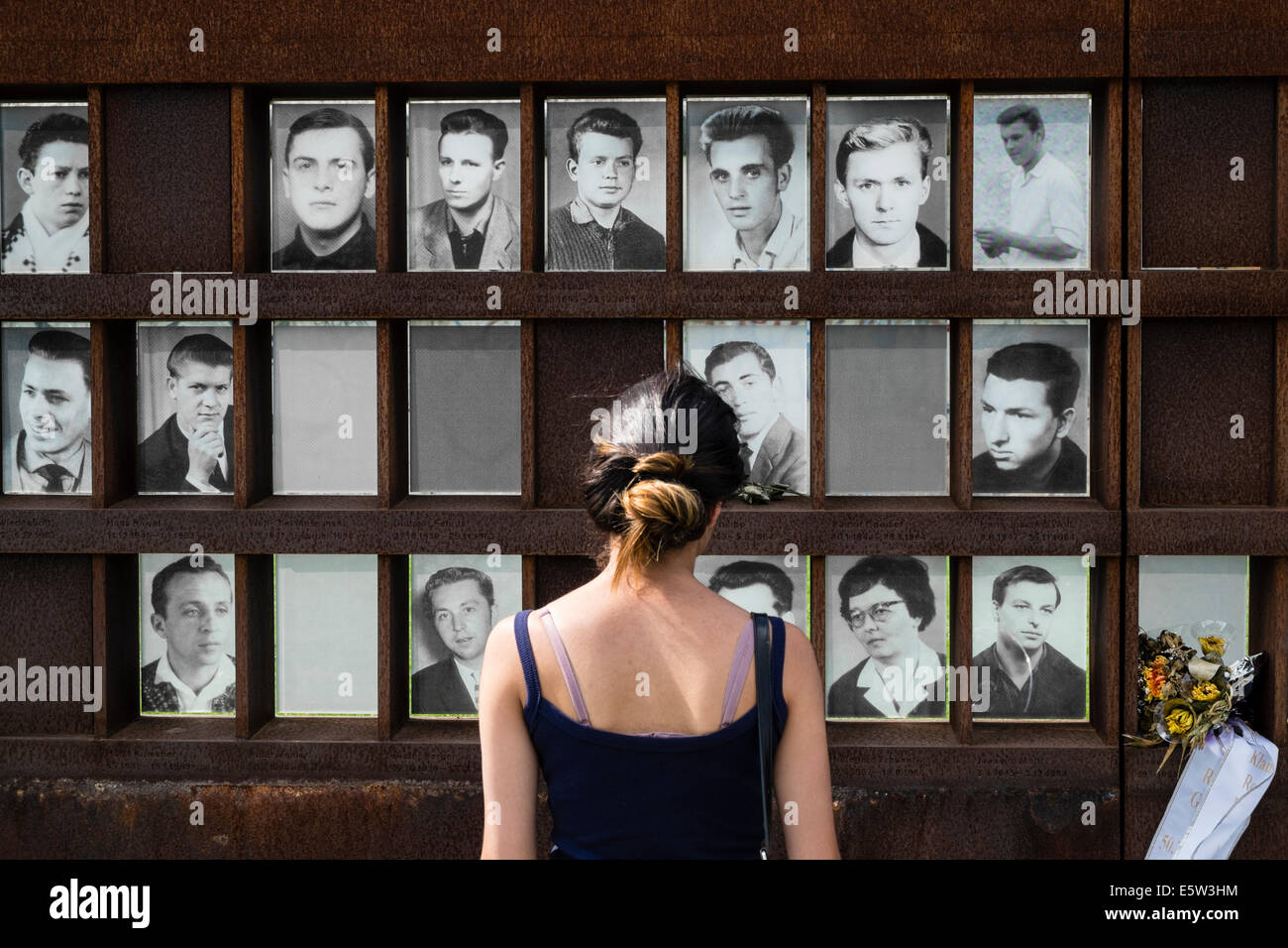 Woman looking at photos de victimes de tentatives d'évasion au mur de Berlin, Bernauer Strasse Memorial Park à Berlin Allemagne Banque D'Images