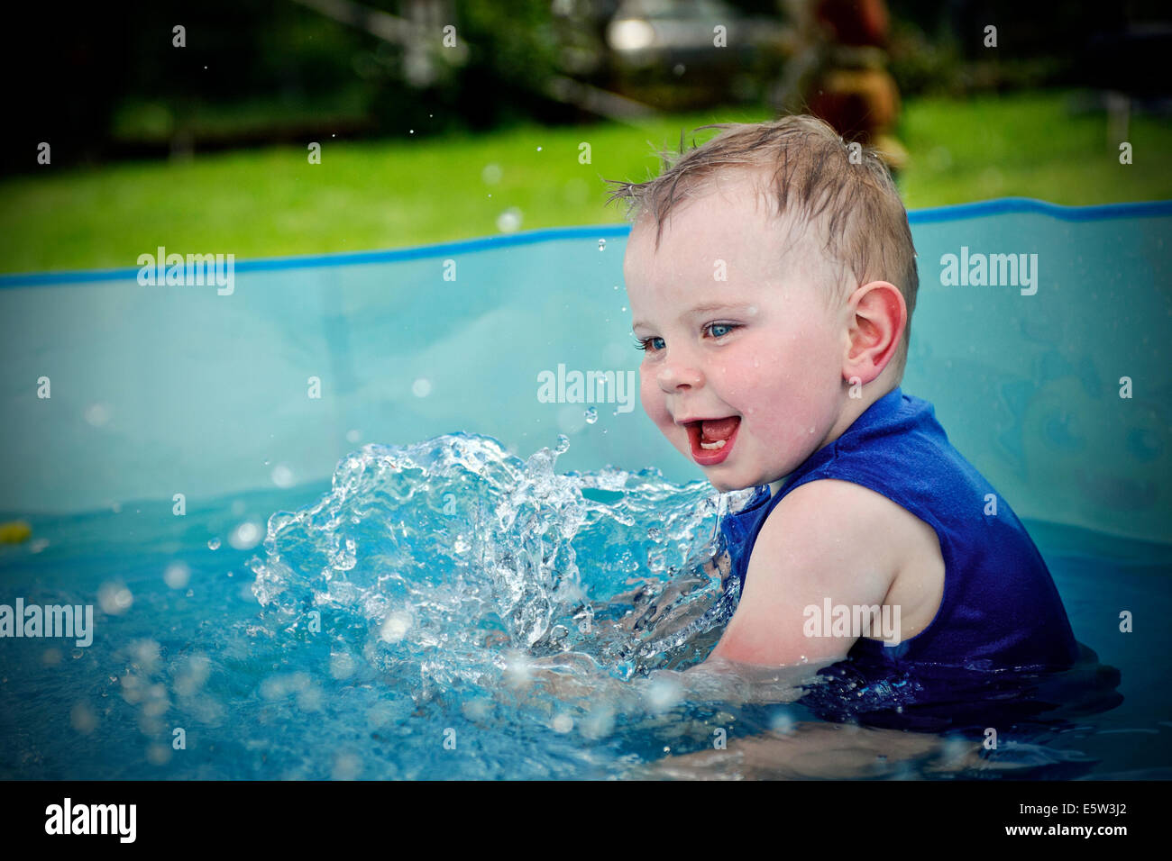 Petit Garçon jouant dans la piscine Banque D'Images