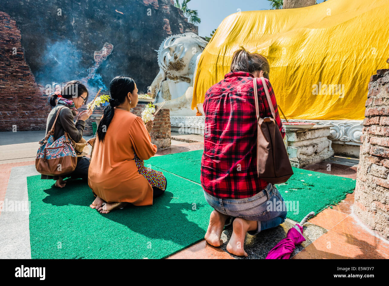 Bangkok, Thaïlande - 29 décembre 2013 : les gens priant à la statue du Bouddha couché du Wat Yai Chai Mongkhon Ayutthaya à Bangkok, en Thaïlande le 29 décembre 2013 Banque D'Images
