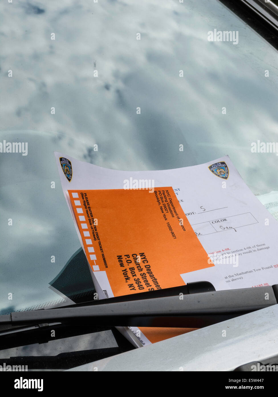 Ticket de parking sous l'essuie-glace de voiture, NYC Banque D'Images Ticket de parking sous l'essuie-glace de voiture, NYC Banque D'Images