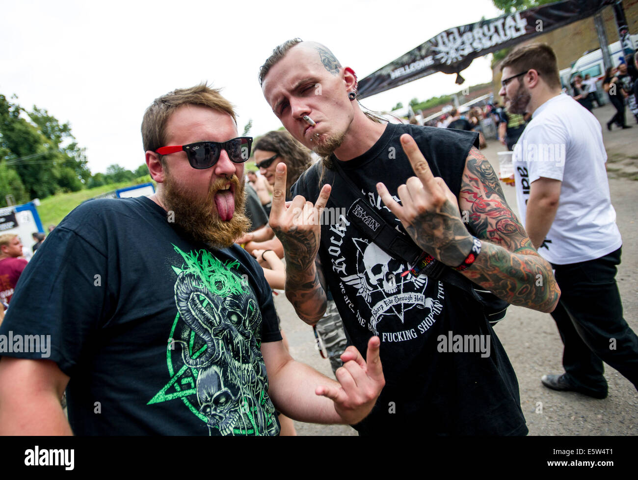 Fans posent au cours de Heavy Metal Brutal Assault festival dans la région de Náchod fort Josefov, République tchèque le 6 août 2014. Près de centaines de bandes, y compris Slayer va effectuer pendant quatre jours du festival. (CTK Photo/David Tanecek) Banque D'Images