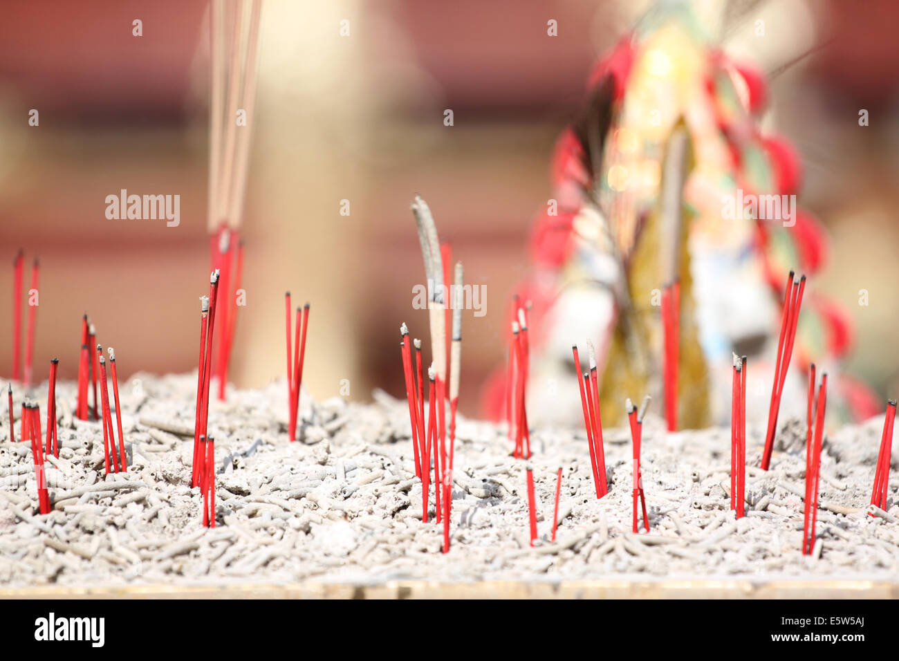 L'encens est brûlé dans le temple chinois. Banque D'Images