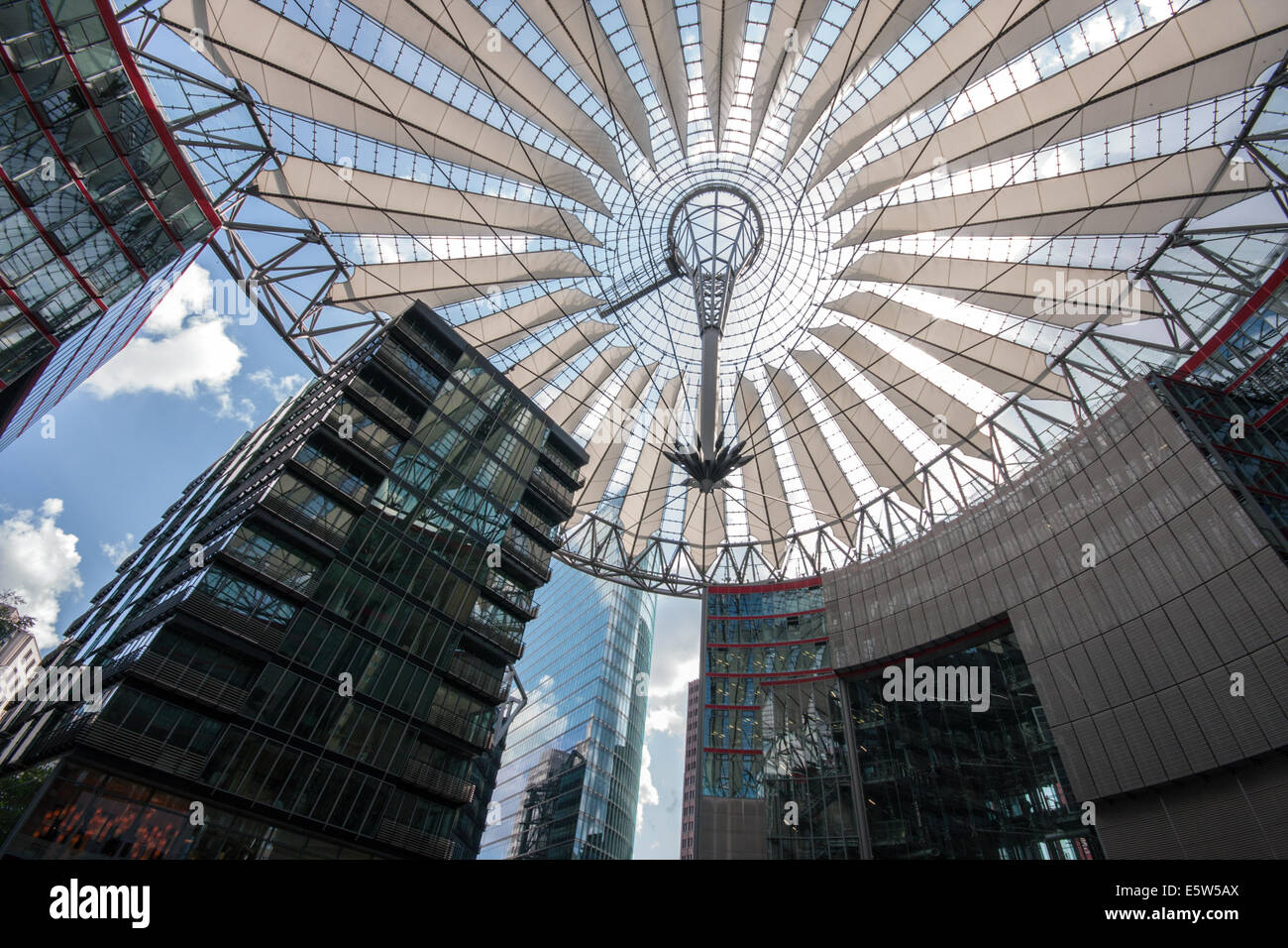 Un grand angle de visualisation de l'intérieur de la coupole du Sony Center, Berlin Banque D'Images