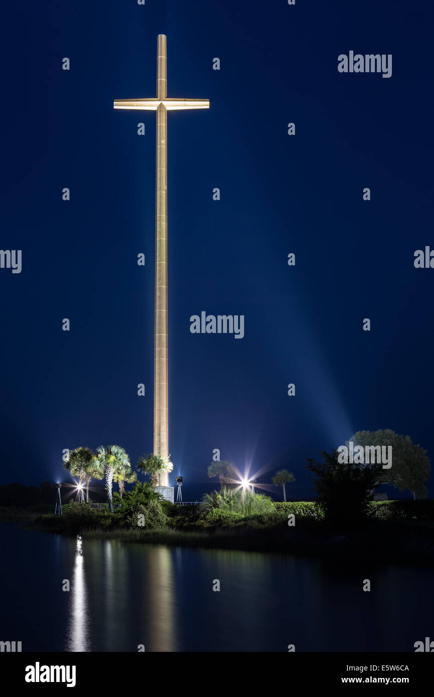 Le crépuscule descend sur la Grande Croix de la création d'une belle scène de nuit à la Mission Nombre de Dios à Saint Augustine, Floride Banque D'Images Le crépuscule descend sur la Grande Croix de la création d'une belle scène de nuit à la Mission Nombre de Dios à Saint Augustine, Floride Banque D'Images