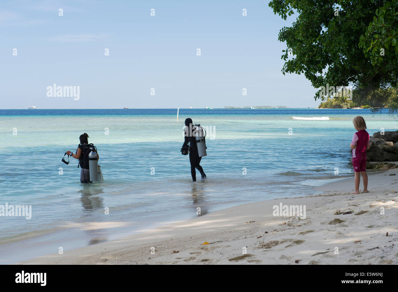 Divers entrant dans la mer, Biyahdoo, Maldives Banque D'Images