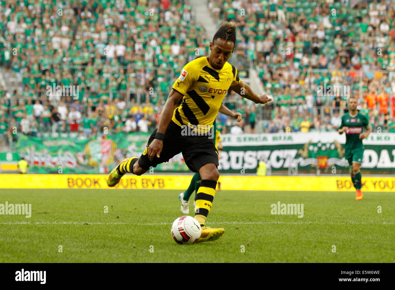 Stadium Wroclaw, Wroclaw, Pologne. 6 Août, 2014. Match de football amical entre WKS Slask Wroclaw (chemises vertes) et Borussia Dortmund (chemises jaunes) dans le stade de Wroclaw Wroclaw, Pologne. Pierre-Emerick Aubameyang (17) Credit : Piotr Zajac/Alamy Live News Banque D'Images