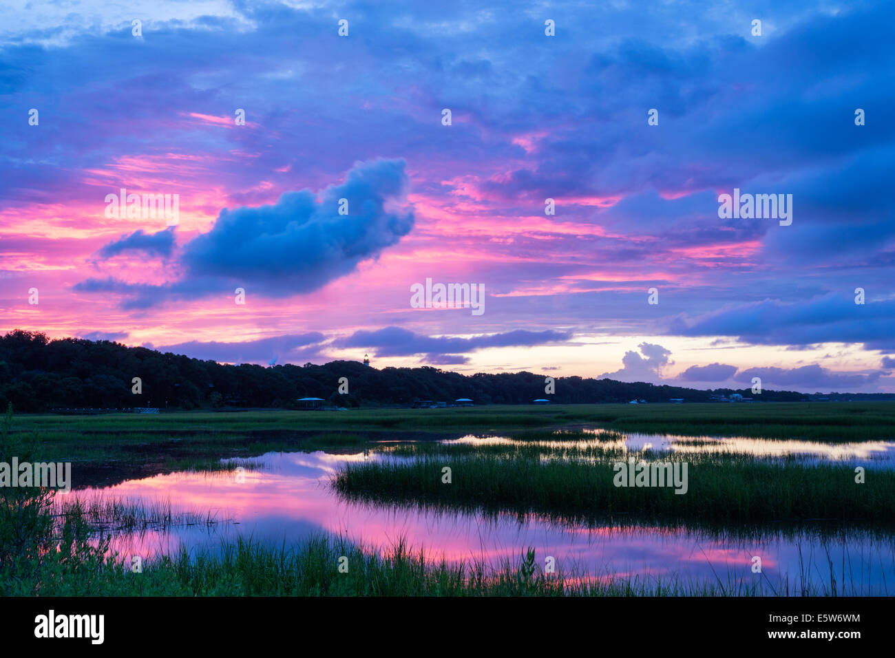 Belle et coloré coucher de soleil sur l'arrêt Egan's Creek marsh, Fernandina Beach, Floride Banque D'Images Belle et coloré coucher de soleil sur l'arrêt Egan's Creek marsh, Fernandina Beach, Floride Banque D'Images