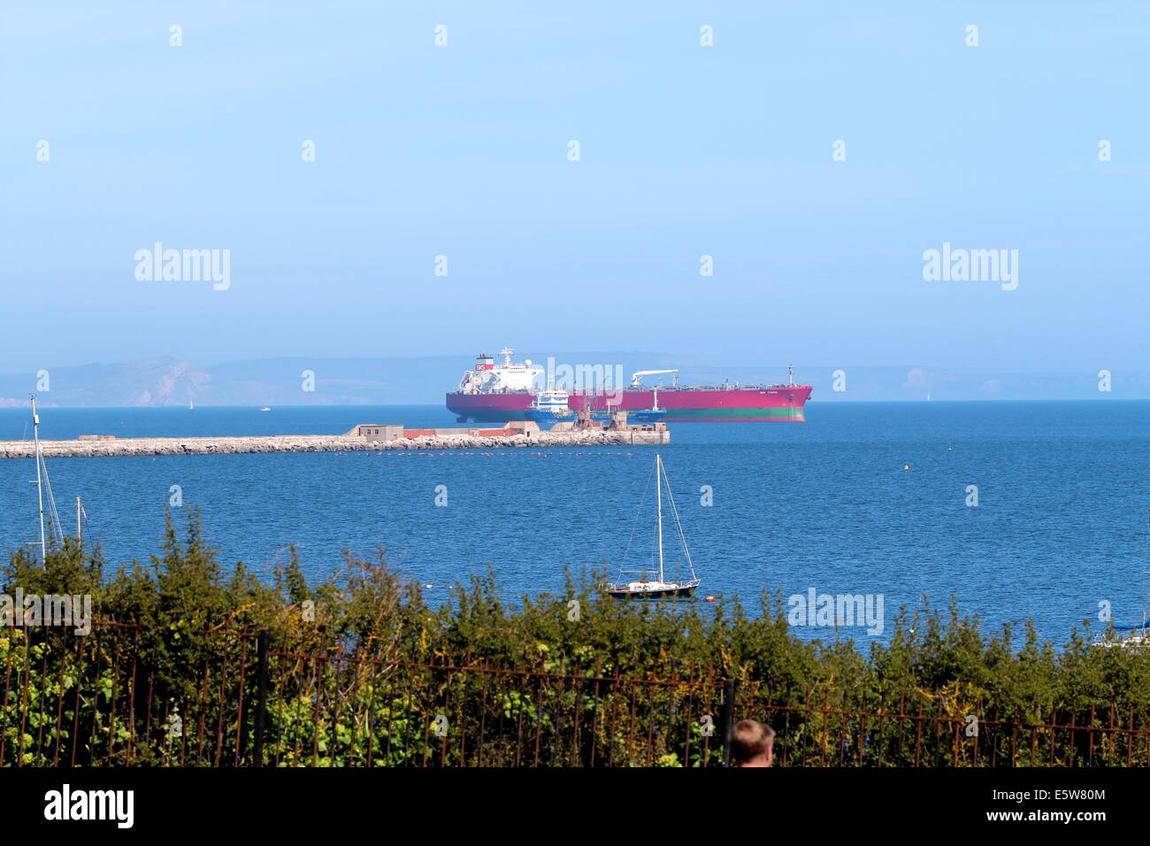 Grand navire dans la baie de Weymouth. Banque D'Images