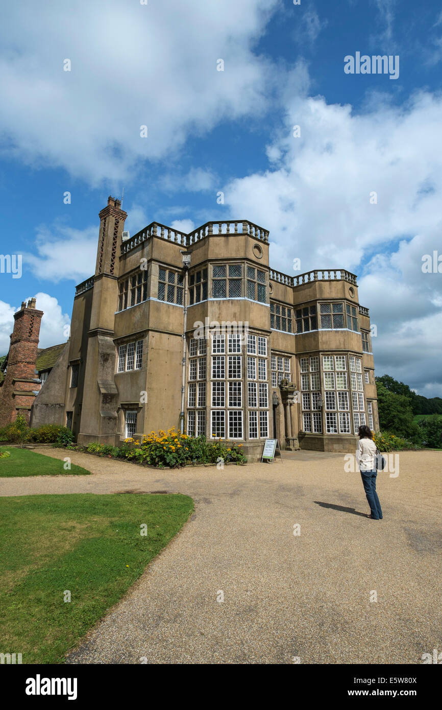 Les femmes admirant Astley Hall à Chorley, dans le Lancashire Banque D'Images