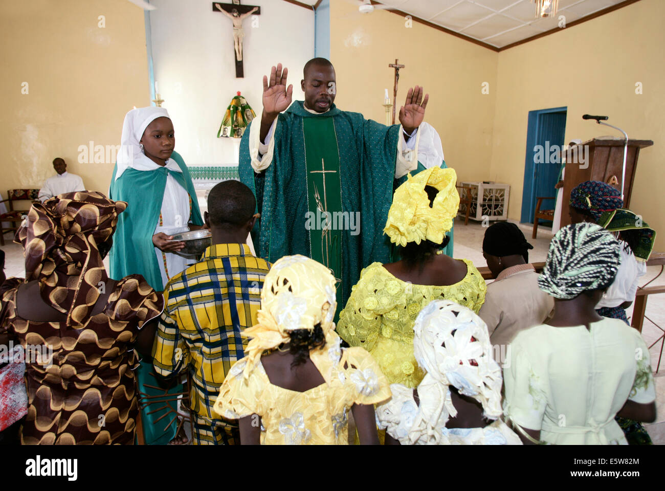 Prêtre catholique, la bénédiction des fidèles à la fin d'un service dominical, Maiduguri, Nigéria Banque D'Images