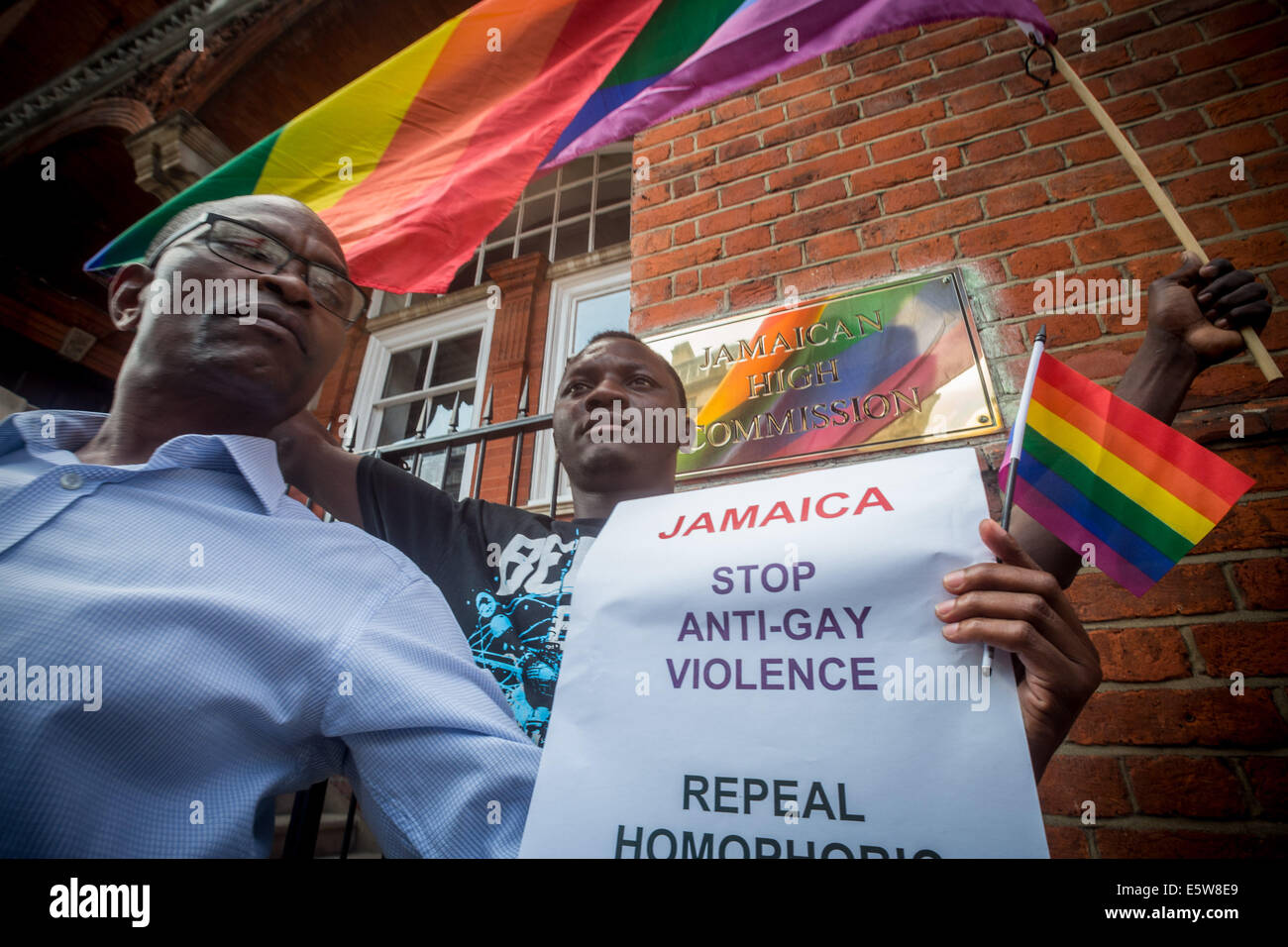 Londres, Royaume-Uni. 6e août, 2014. Protestation LGBT à "abroger la loi' Anti-Gay hors haute Commission jamaïcaine Crédit : Guy Josse/Alamy Live News Banque D'Images