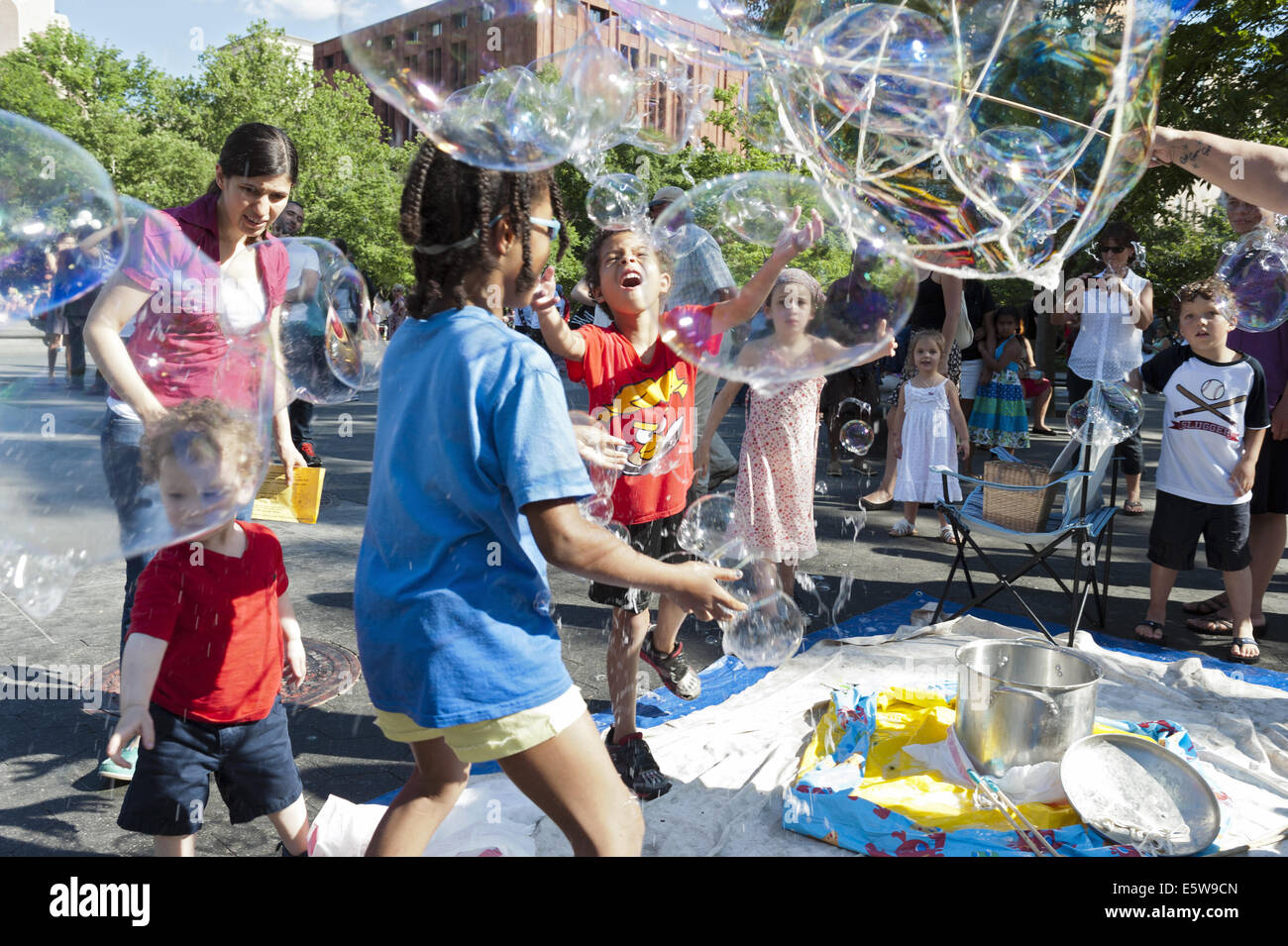 Les enfants qui jouent avec des bulles géantes à Washington Square Park à New York, 2014. Banque D'Images