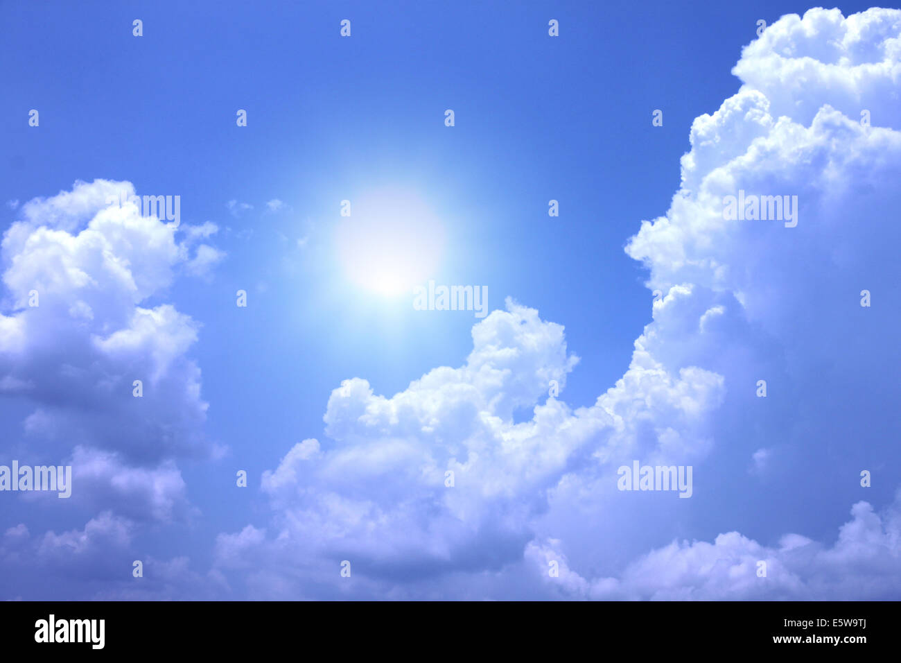 Des nuages blancs sur un fond de ciel bleu. Banque D'Images