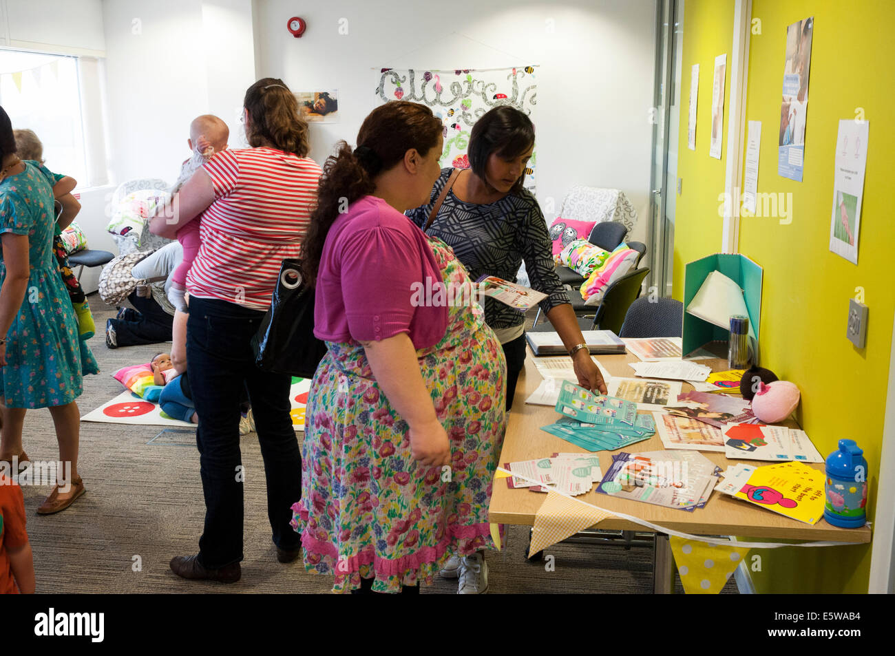 Milton Keynes, Royaume-Uni, 6e août 2014. Regarder les femmes de dépliants à l'occasion du lancement du café pendant l'allaitement de Milton Keynes la Semaine mondiale de l'allaitement maternel. Crédit : David Isaacson/Alamy Live News Banque D'Images