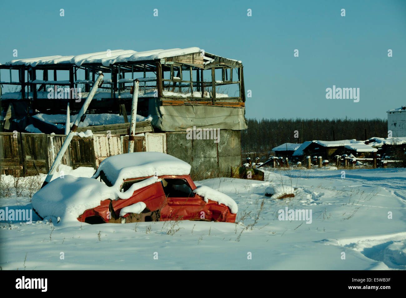 Neige abandonnés machines voiture ghost town La Russie Banque D'Images