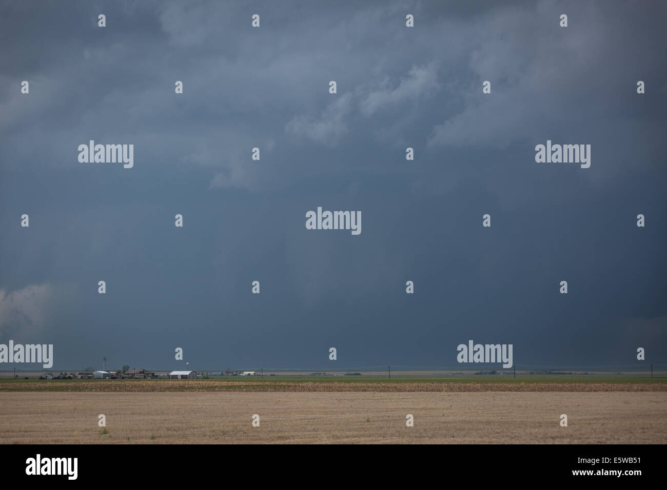 Une tornade a averti orage supercellulaires roule à travers les plaines du Colorado qui produisent différentes des conditions météorologiques Banque D'Images