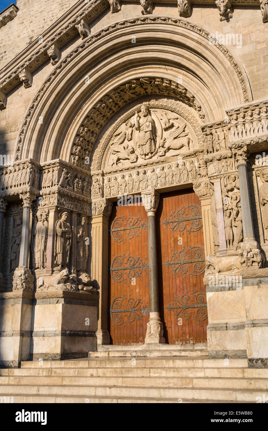 Eglise St Trophime, Place de la République, Arles, France. JMH6258 Banque D'Images