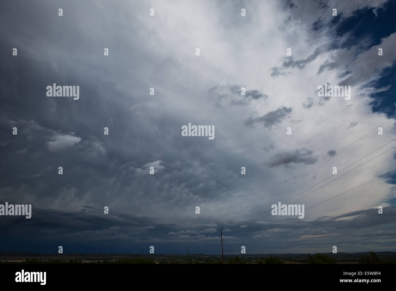 Une puissante tornade orage supercellulaires averti avec un grand mur de nuages domine le ciel du Texas, tout en produisant des phénomènes météorologiques violents Banque D'Images Une puissante tornade orage supercellulaires averti avec un grand mur de nuages domine le ciel du Texas, tout en produisant des phénomènes météorologiques violents Banque D'Images