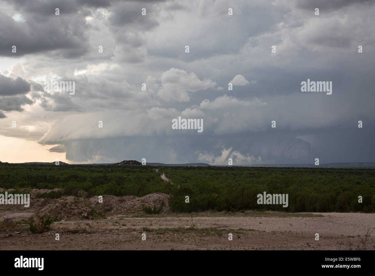 Une puissante tornade orage supercellulaires averti avec un grand mur de nuages domine le ciel du Texas, tout en produisant des phénomènes météorologiques violents Banque D'Images Une puissante tornade orage supercellulaires averti avec un grand mur de nuages domine le ciel du Texas, tout en produisant des phénomènes météorologiques violents Banque D'Images