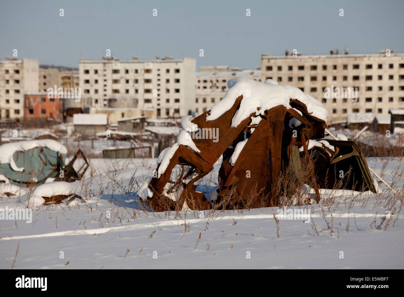 Ville fantôme russe rusty metal neige déserte Banque D'Images