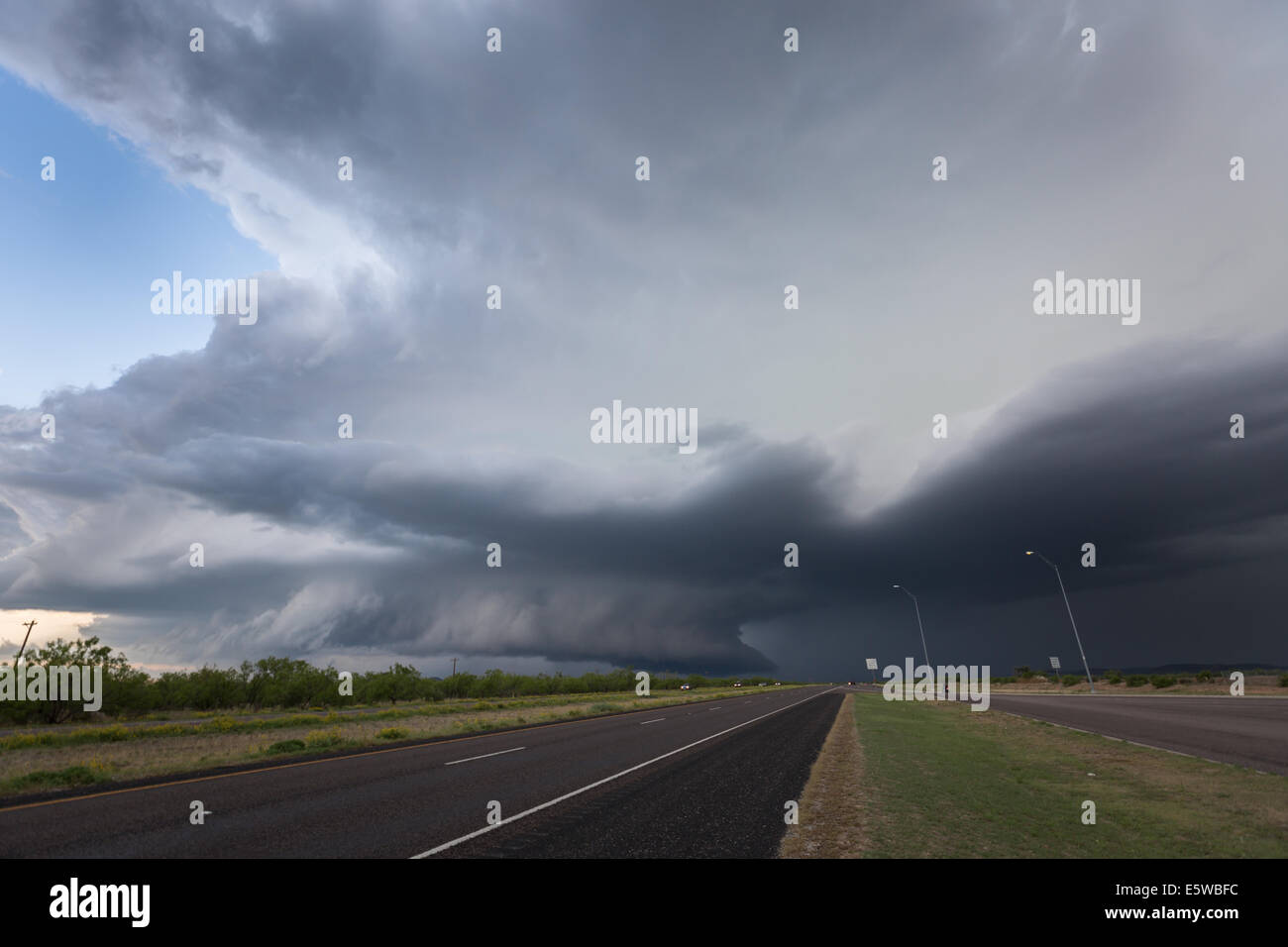 Une puissante tornade orage supercellulaires averti avec un grand mur de nuages domine le ciel du Texas, tout en produisant des phénomènes météorologiques violents Banque D'Images Une puissante tornade orage supercellulaires averti avec un grand mur de nuages domine le ciel du Texas, tout en produisant des phénomènes météorologiques violents Banque D'Images