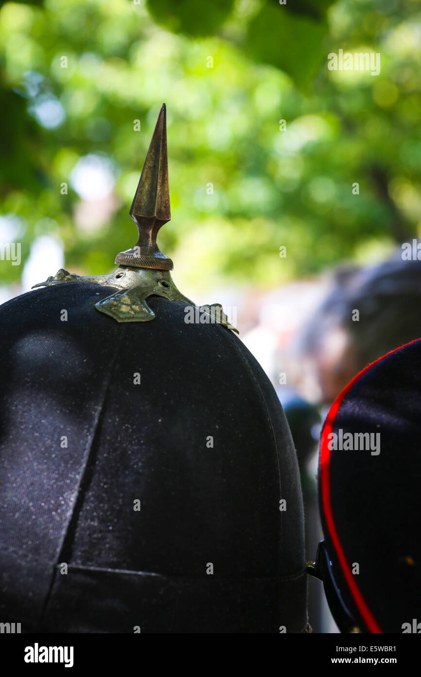 Le Service britannique de l'intérieur de laine noire un casque style enrichi et Blues & Royals casquette avec passepoil rouge vif Banque D'Images