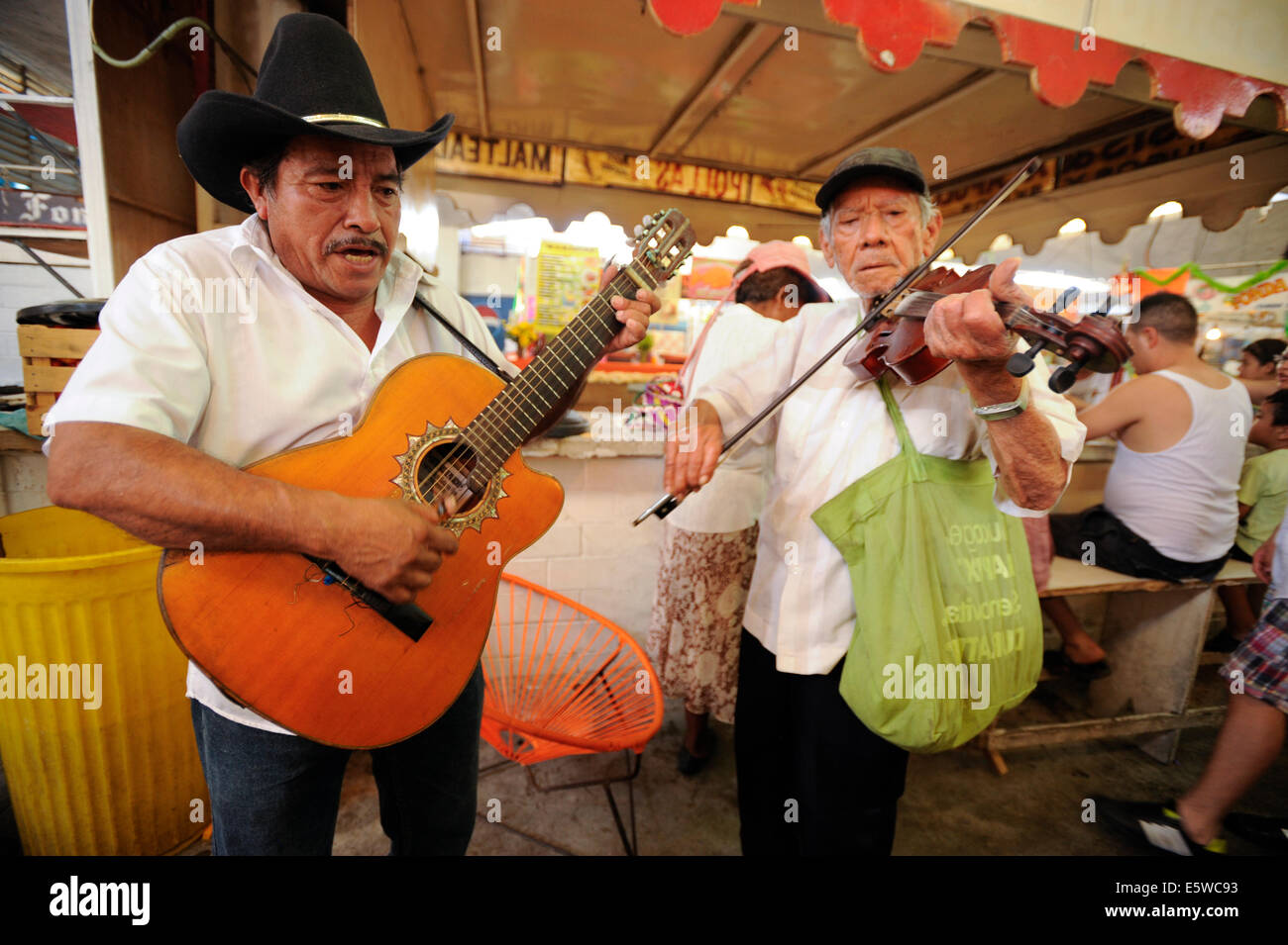 Mexican Folk Singers en marché, Acapulco, Mexique Banque D'Images