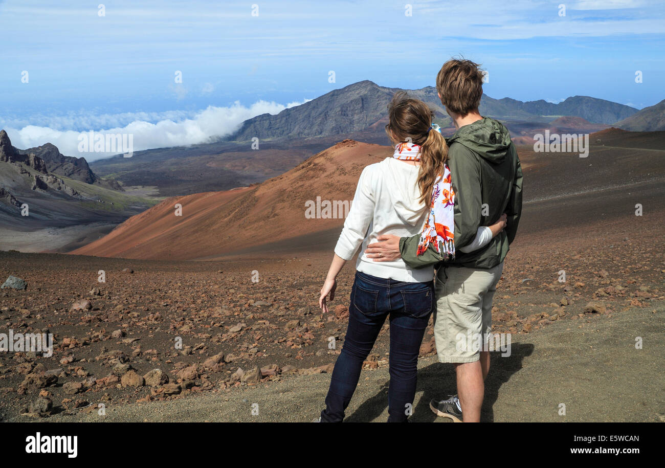 Couple sur la piste des sables bitumineux à l'Haleakala National Park Banque D'Images