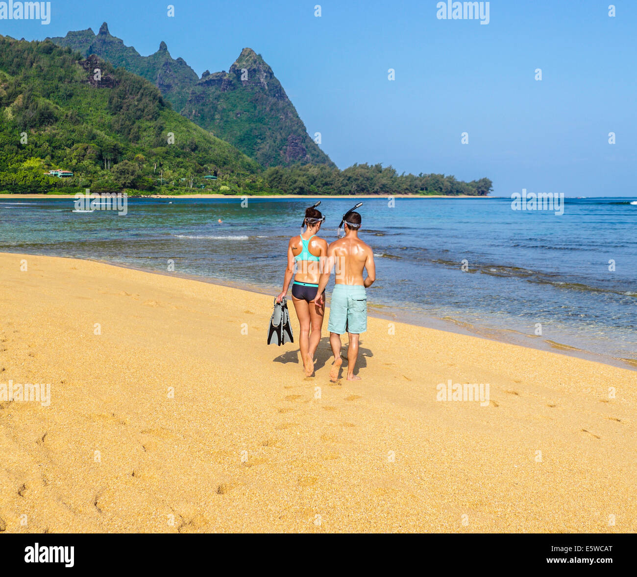 Tuba à la plage de tunnels sur Kauai, avec Mt. Makana, appelé Bali Hai, en arrière-plan Banque D'Images