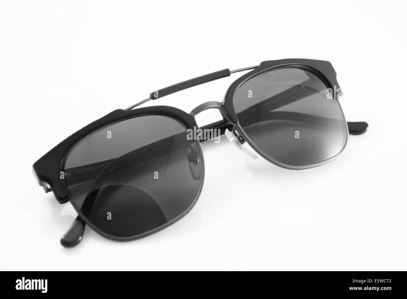Noir unisexe lunettes moderne isolé sur fond blanc, stock photo Banque D'Images