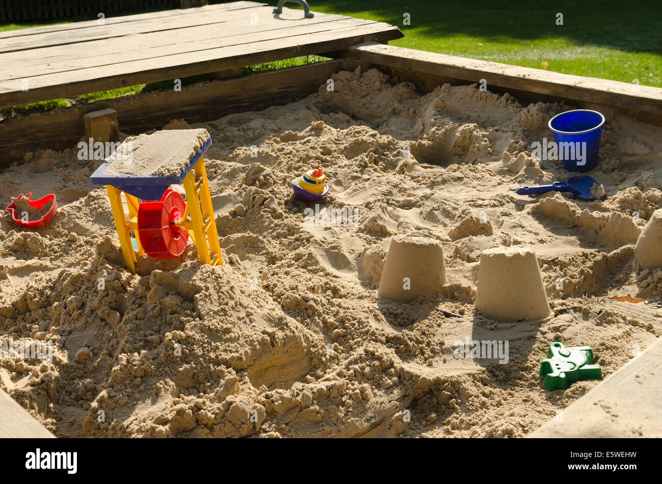 Jouer et Apprendre à sable avec des jouets en plastique utilisés pour l'imagination créative et d'apprentissage de lecture et d'interaction sociale Banque D'Images