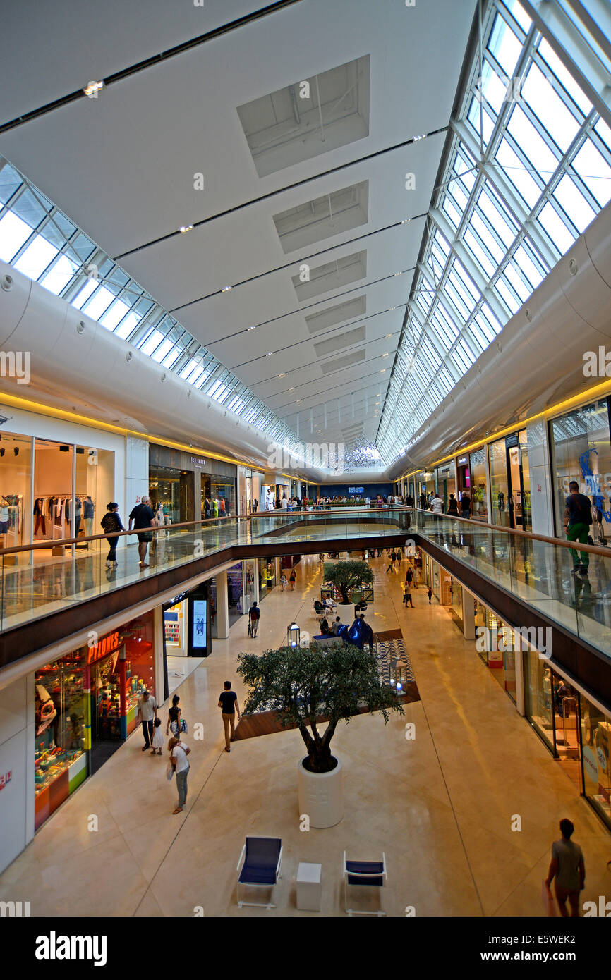 Intérieur du centre commercial Les Terrasses du Port Marseille  Bouches-du-Rhône, France Photo Stock - Alamy