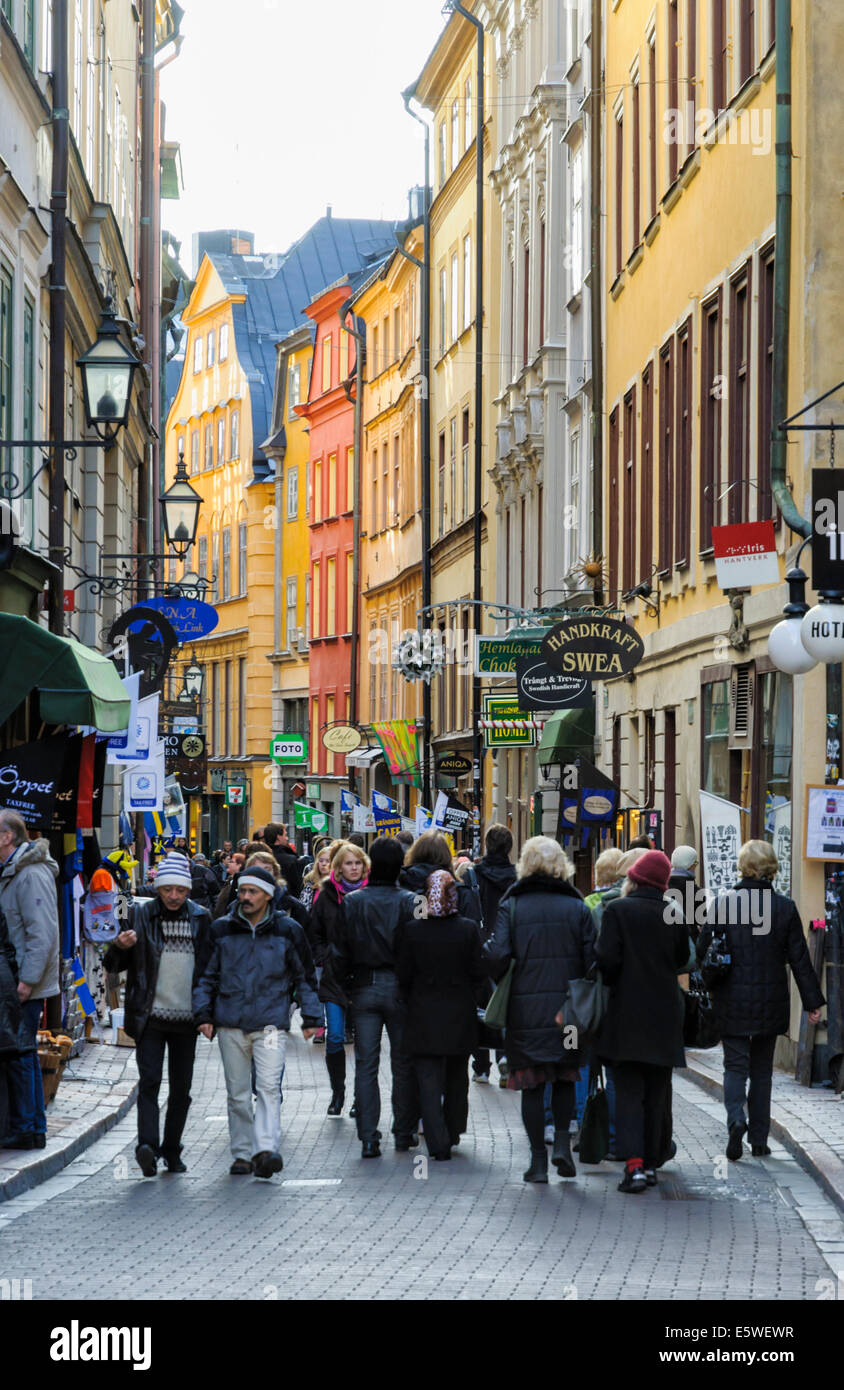 Rue et les foules à Gamla Stan, la vieille ville de Stockholm, Suède Banque D'Images