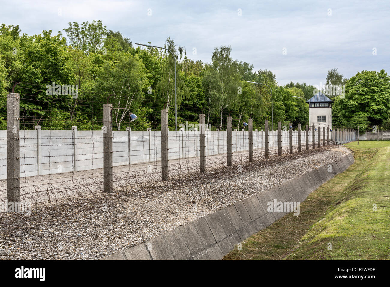 Clôture en fil barbelé, de douves et de guet, Dachau, Camp de concentration de Dachau, Bavière, Allemagne Banque D'Images