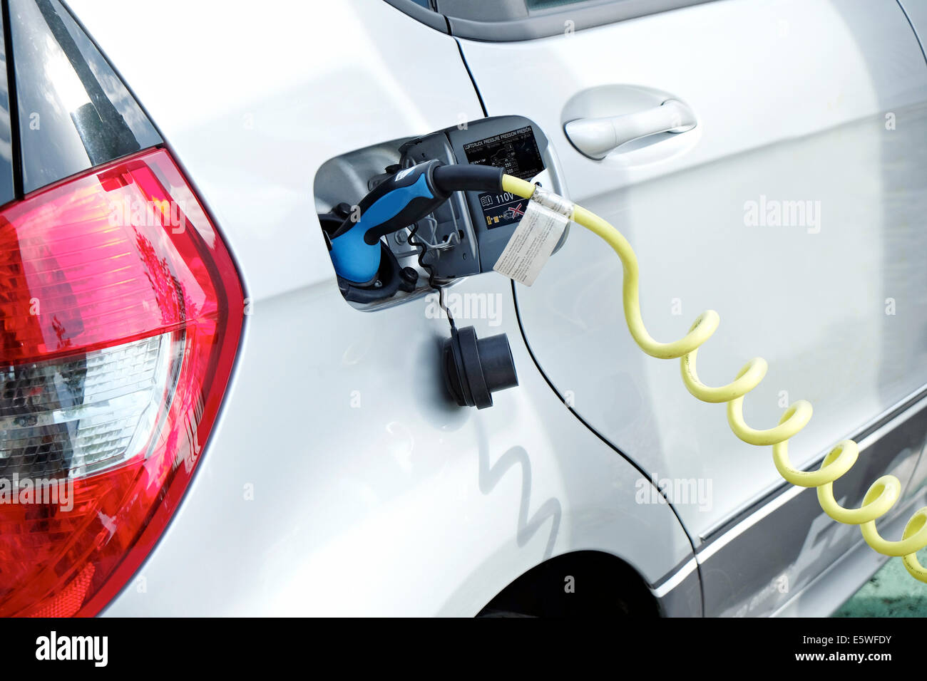 Recharge de voiture électrique à une station de charge, Hesse, Allemagne Banque D'Images