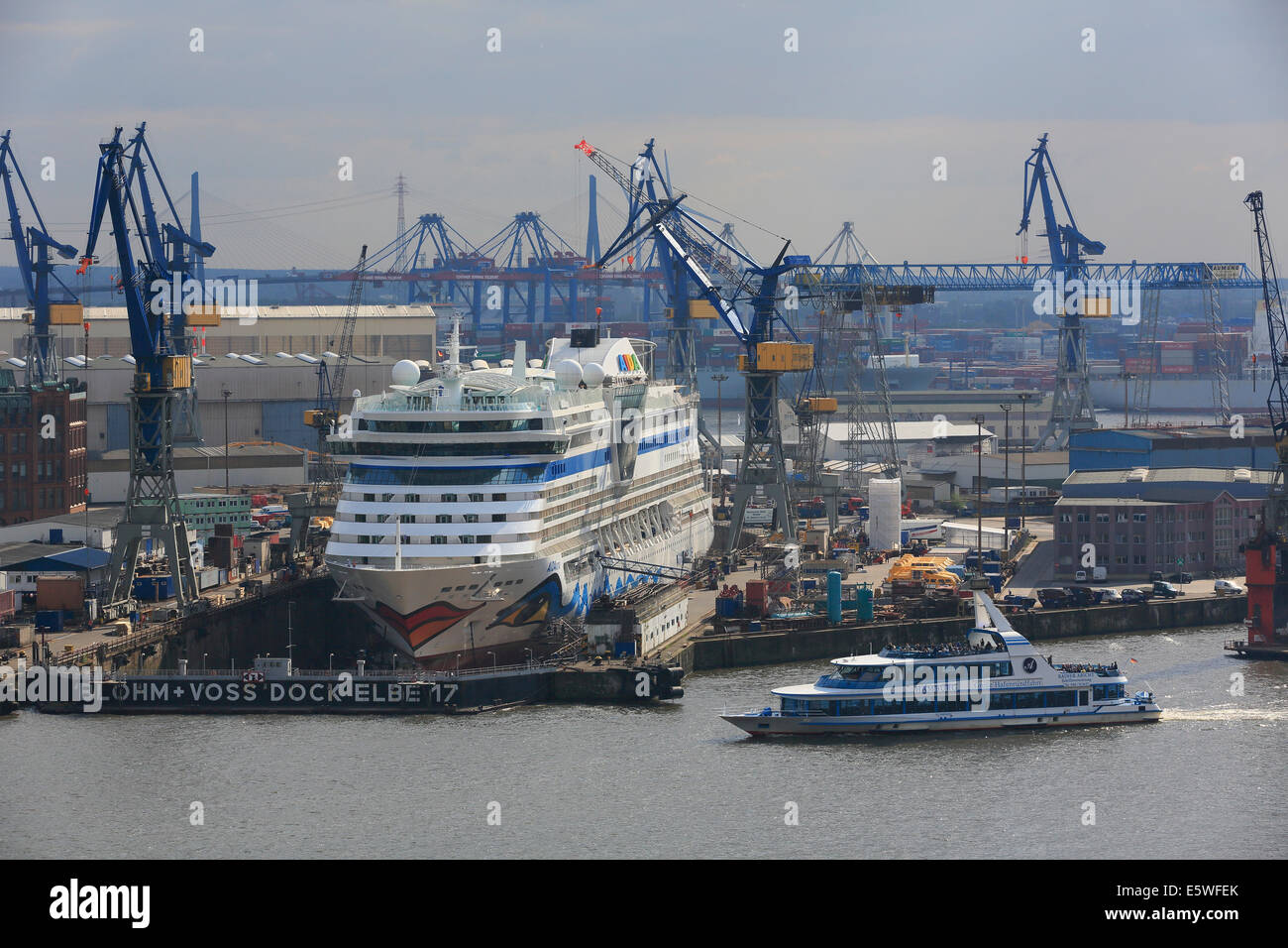 Bateau de croisière Aida Luna dans l'Elbe 17 cale sèche de Blohm et Voss, Elbe, Hambourg, Allemagne Banque D'Images